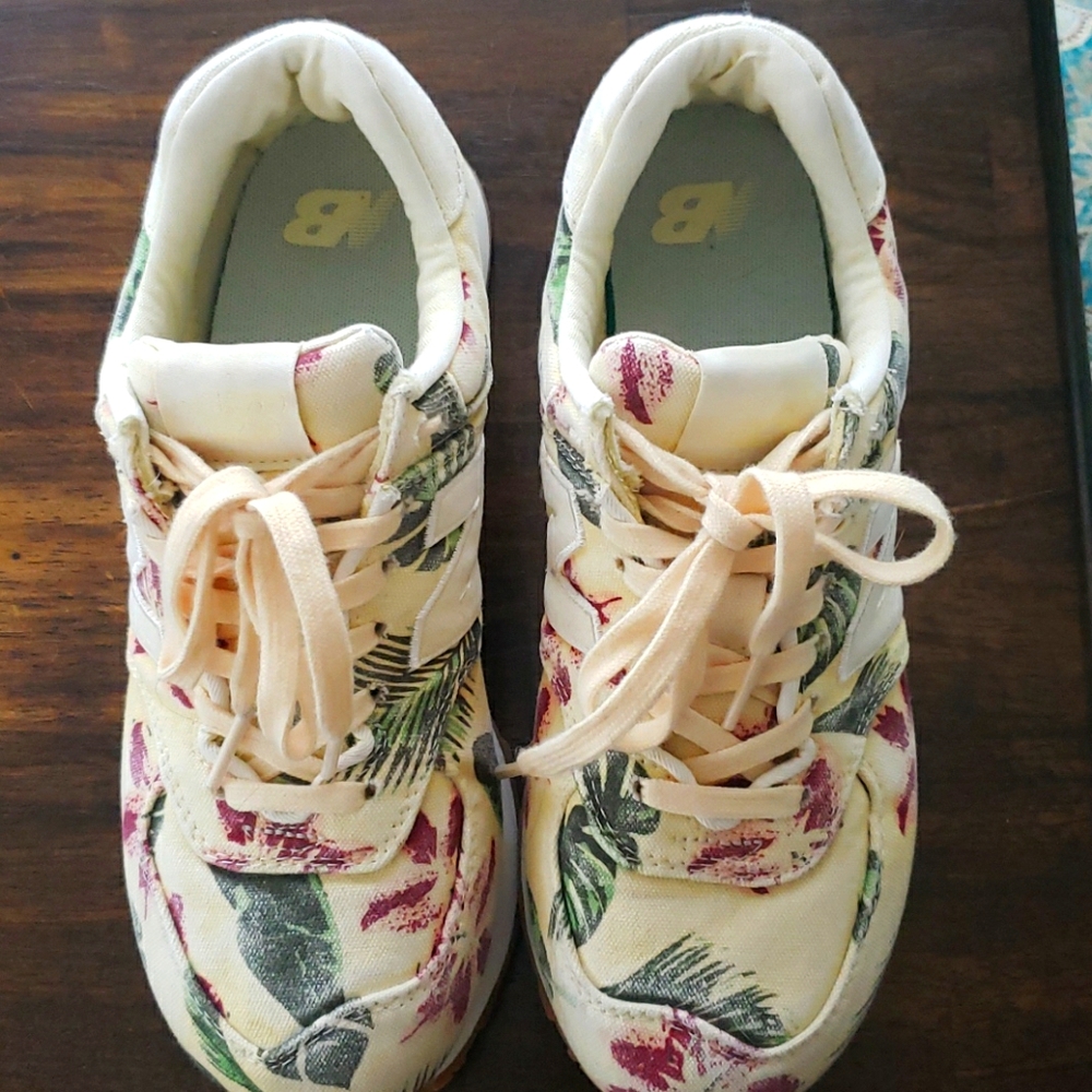New Balance tennis shoes